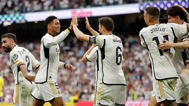 皇马队员合作默契，轻松击败对手