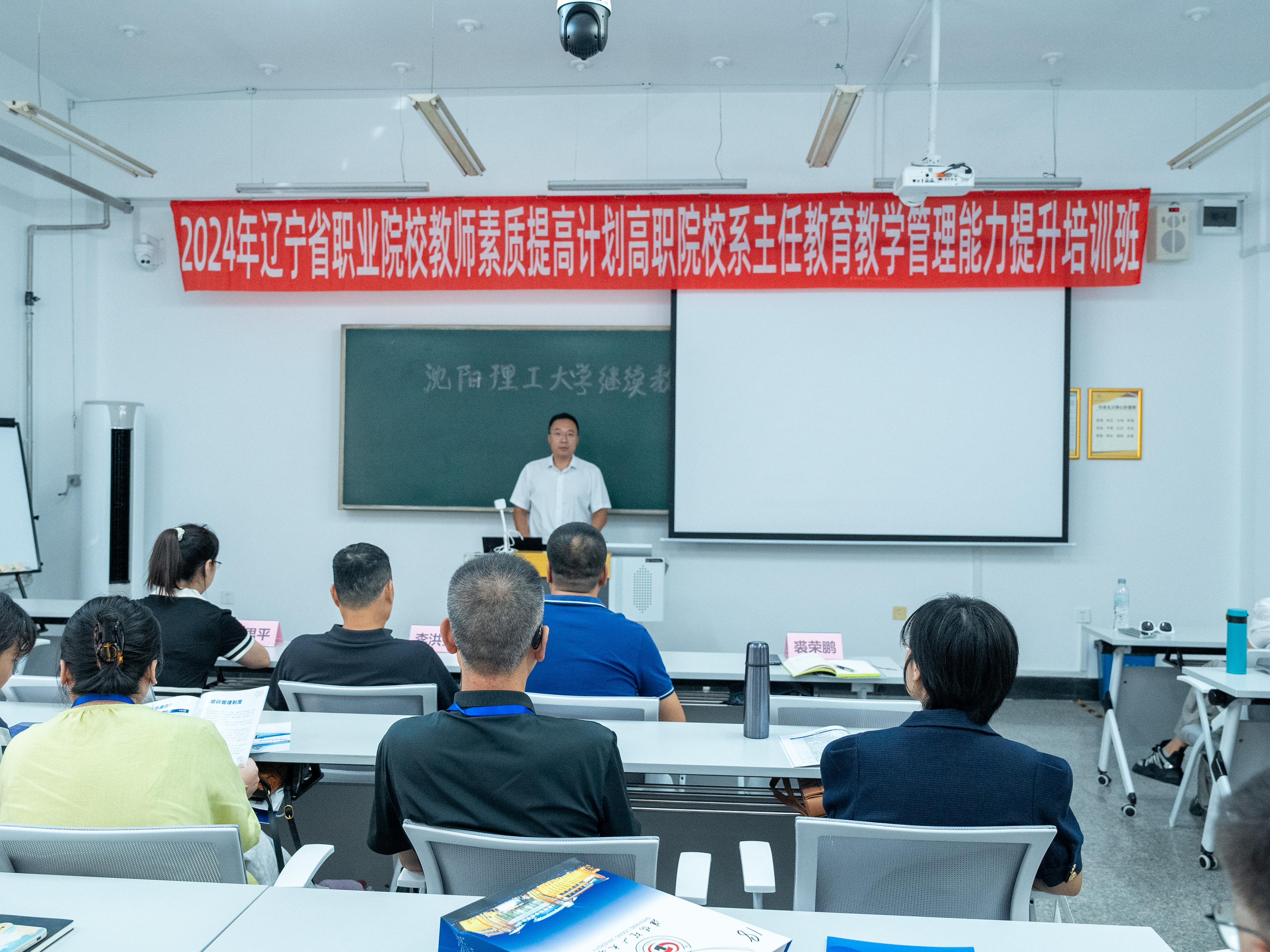 建立各种职业与工作机会,提升教育水平 建立各种职业与工作机会,提升教育水平