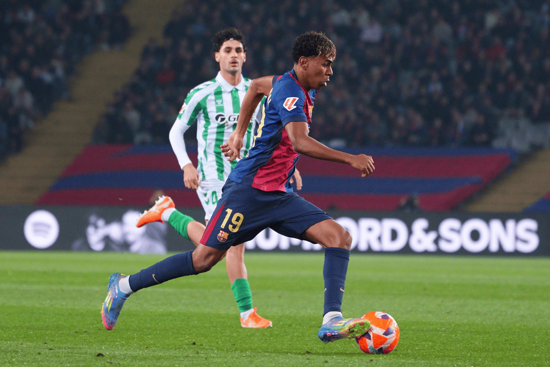 包含西班牙国家队备战调整中场大将状态正佳的词条