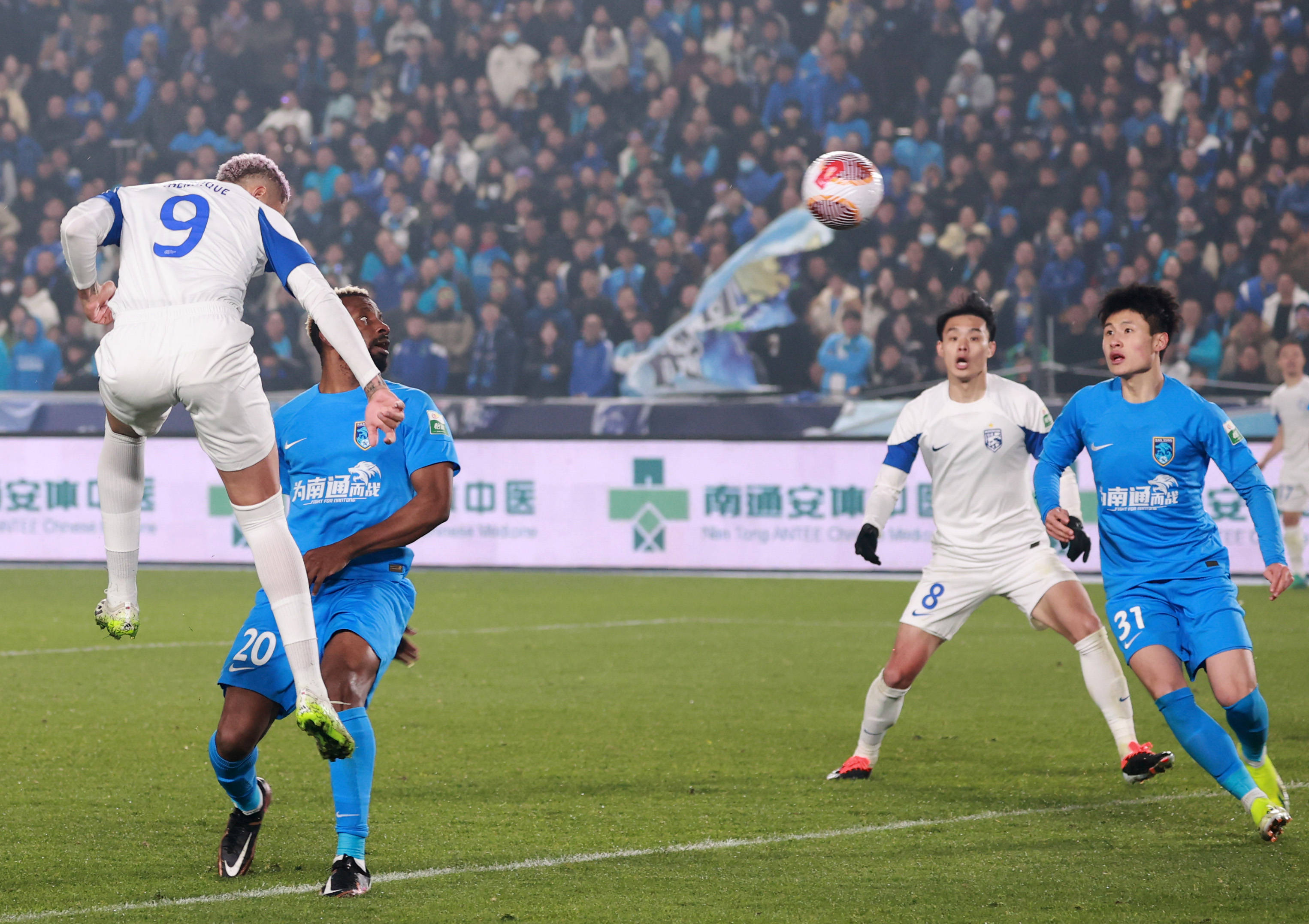 足球联赛场面激烈，球员紧张比赛实力互有交锋的简单介绍