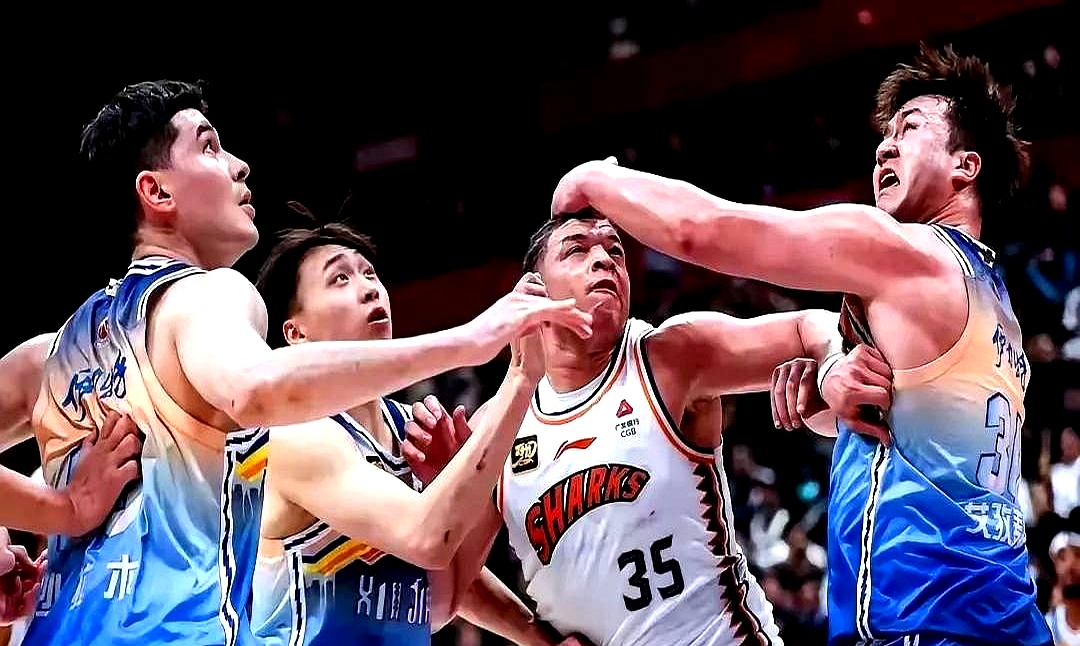 防守端紧密合作,助球队战胜对手 防守端紧密合作,助球队战胜对手