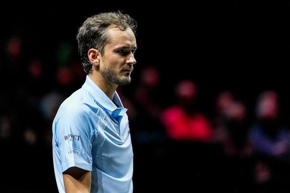 西班牙网球队鏖战世界网球队，瓦林卡爆发神勇的简单介绍