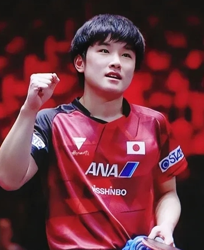 日本乒乓球队完胜英国乒乓球队，张本智和高光表现的简单介绍